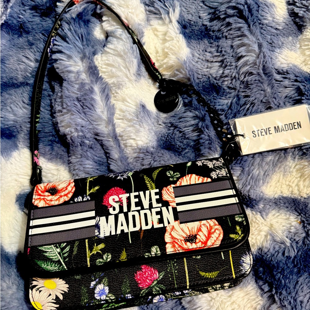 Steve Madden Black Shoulder Bag with Structured Design